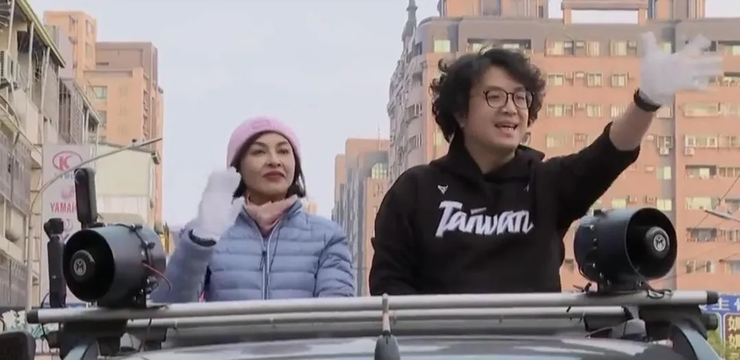 網友狠酸問沈伯洋是否對邱議瑩提告。(圖/Threads)