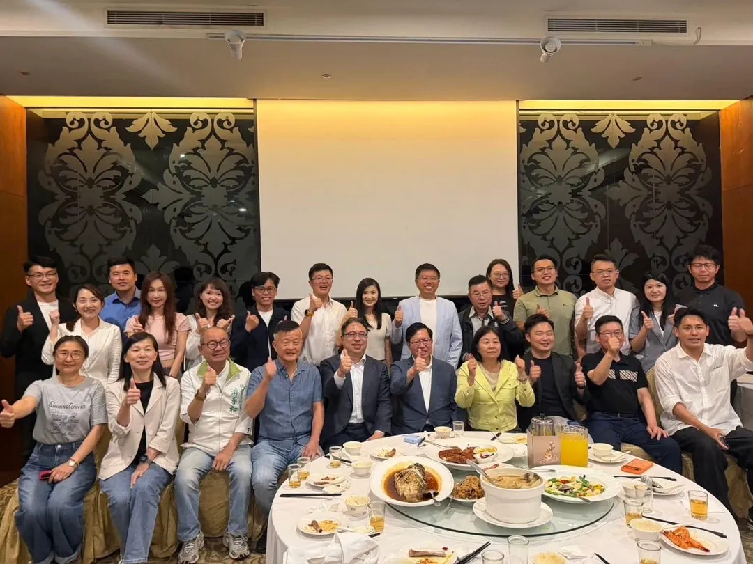 鄭文燦16日還開心與民進黨桃園市長參選人黃世杰一同參加餐會。(圖/詹江村臉書)