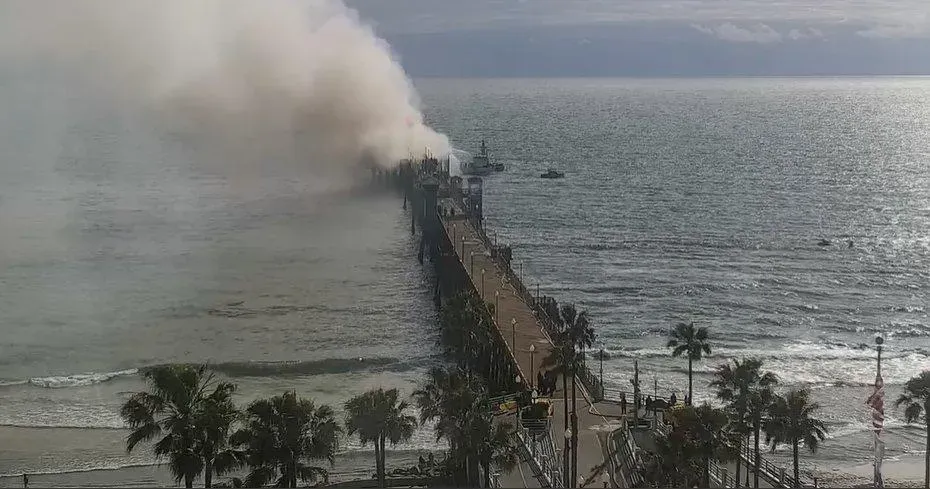 影/美南加州碼頭大火滾滾濃煙竄天際　當局出動直升機及消防船灌救