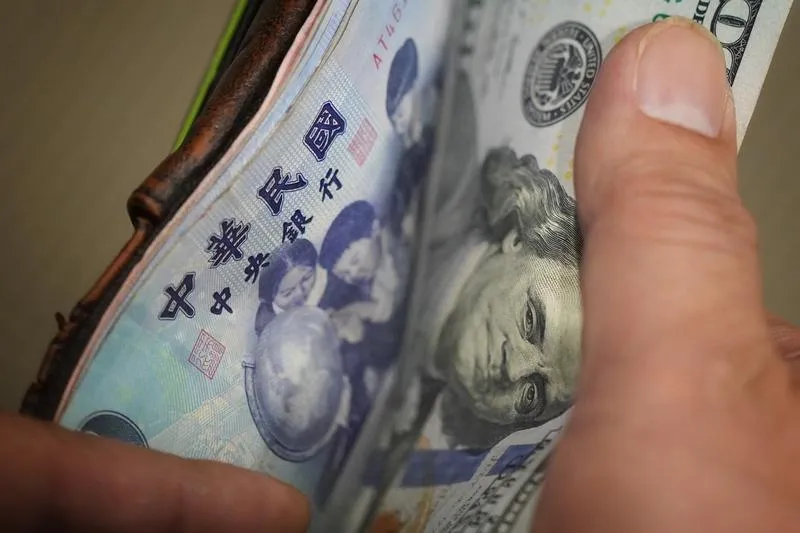 新台幣連3貶收30.749元!月線翻黑