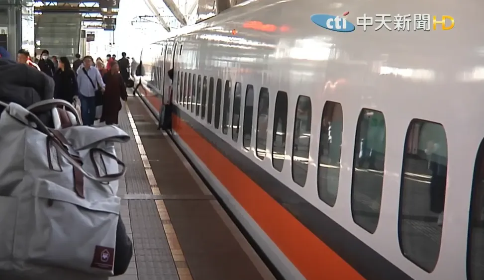 高鐵撞人插隊搶自由座！牙醫遭起底後怒：沒撞　當事人打臉