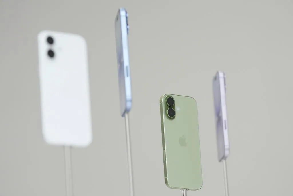 iPhone 17貼「螢幕保護貼」恐毀鍍膜？2品牌：從沒受影響