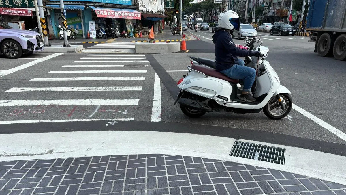 台中機車待轉區緊鄰斑馬線！　民眾守規待轉恐遭罰1800元