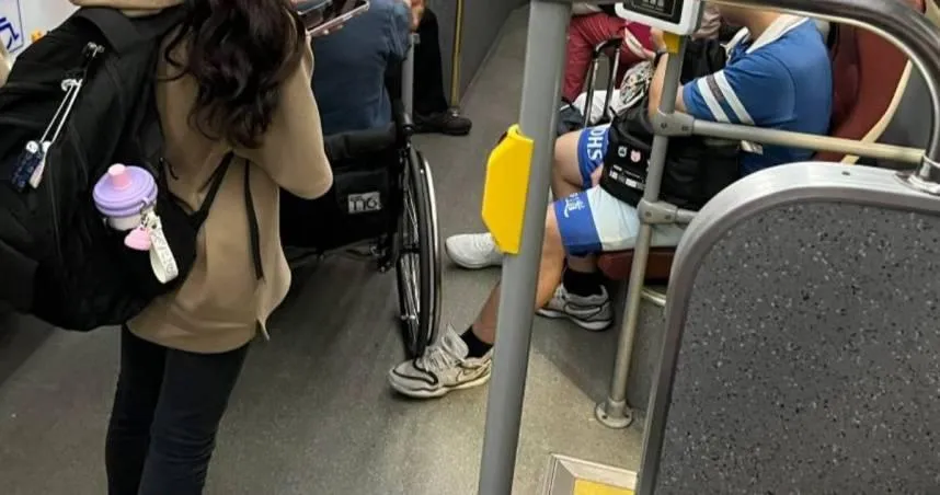 搭公車「善意一腳」助輪椅翁　高中生坦言：小動作沒什麼