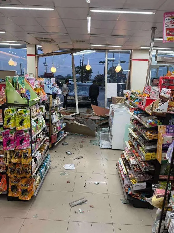 恐怖！嘉義76歲翁誤踩油門「開車撞進超商」　幸無死傷