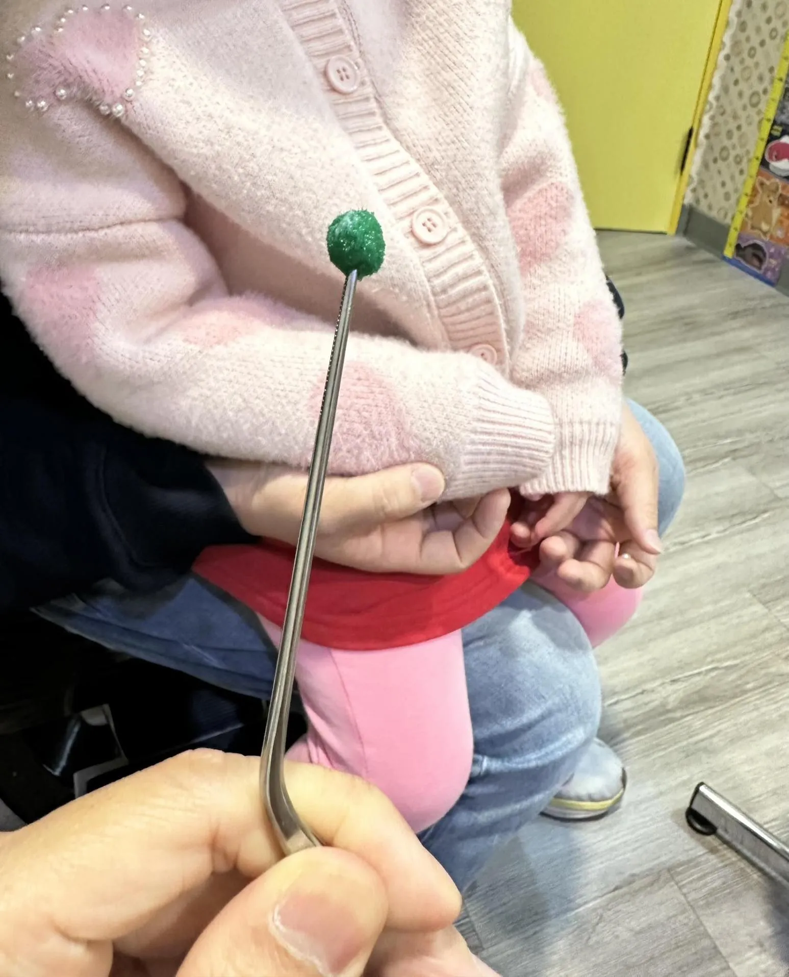 女孩把「聖誕毛球」塞進鼻孔 醫示警:千萬別自己挖!