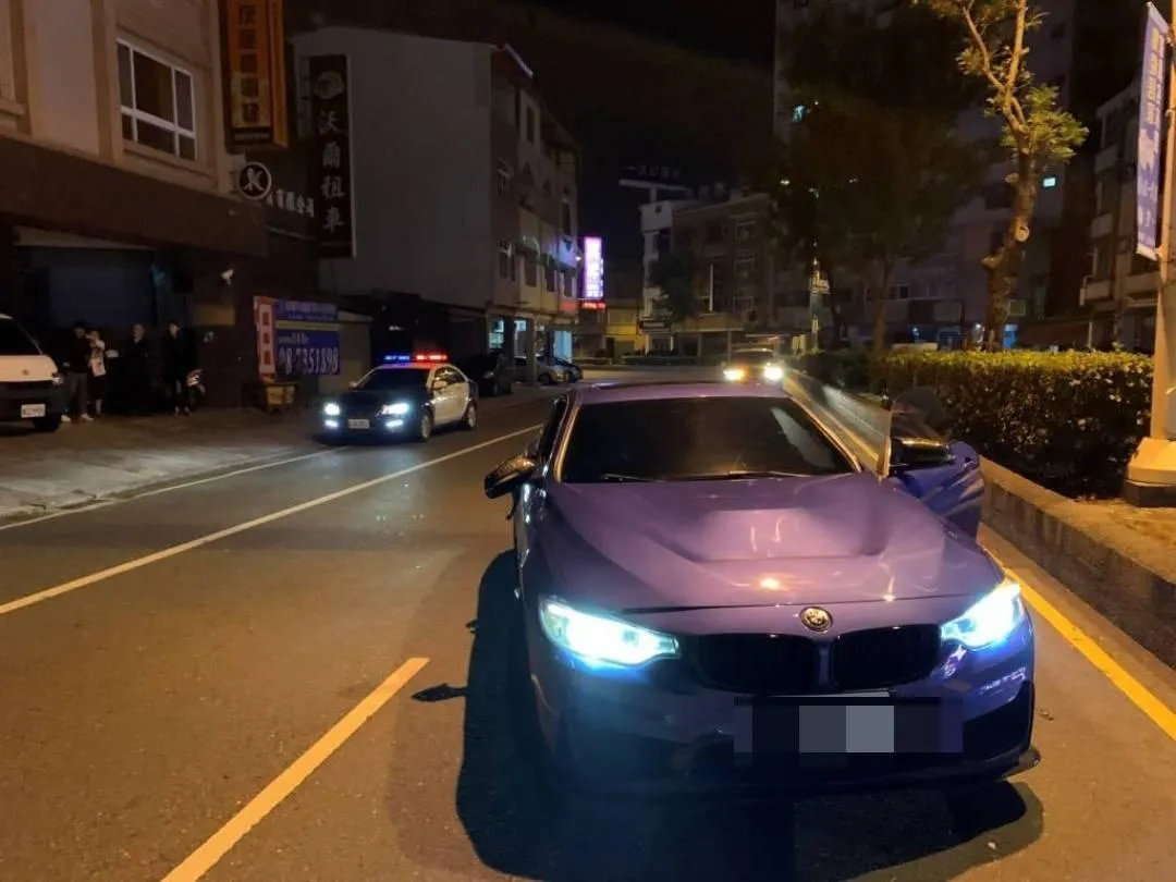 影/屏東凌晨BMW路中大倒車兩撞民宅 3人棄車落跑