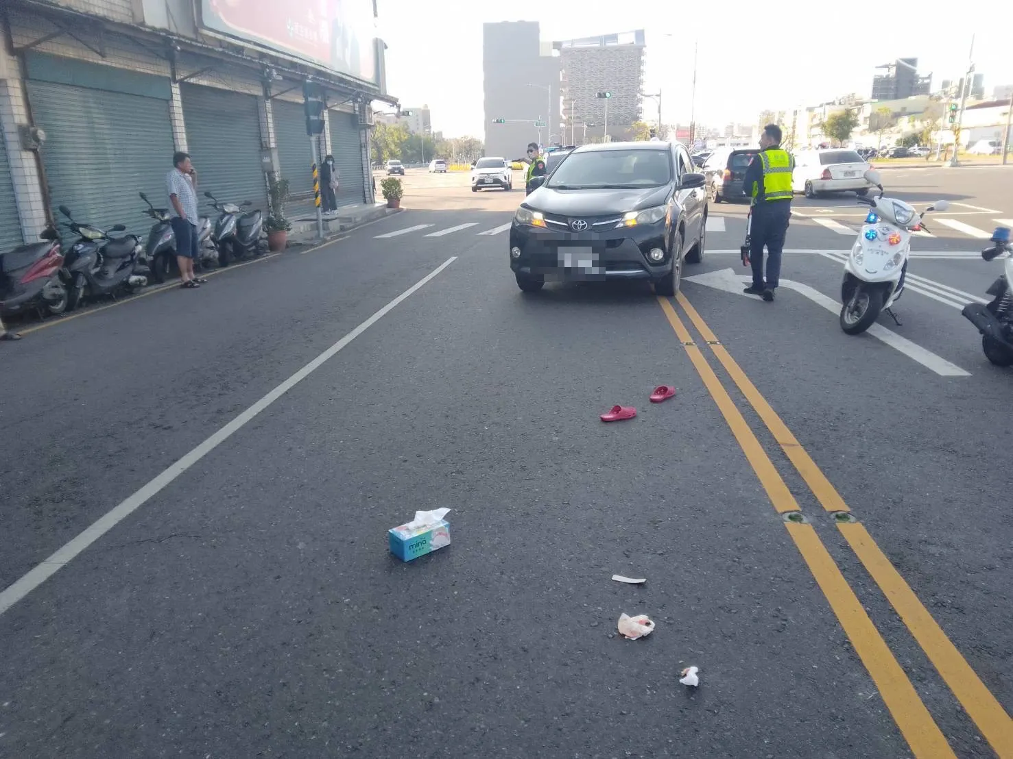 高雄行人地獄!80歲婦走斑馬線遭撞飛滾好幾圈 腦出血命危