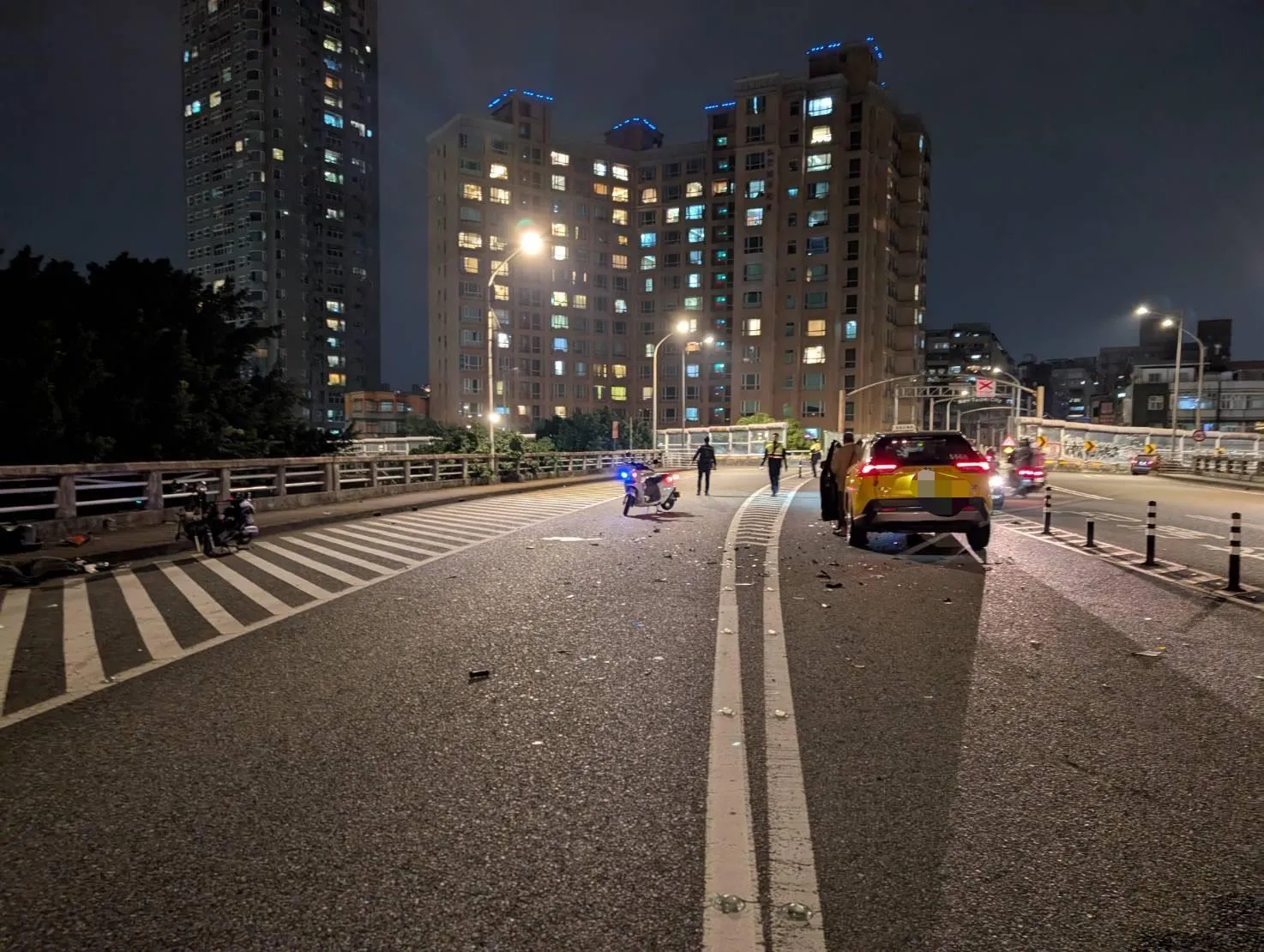 影/新北永福橋小黃「路不熟」逆向衝機車道　20歲男遭撞飛亡