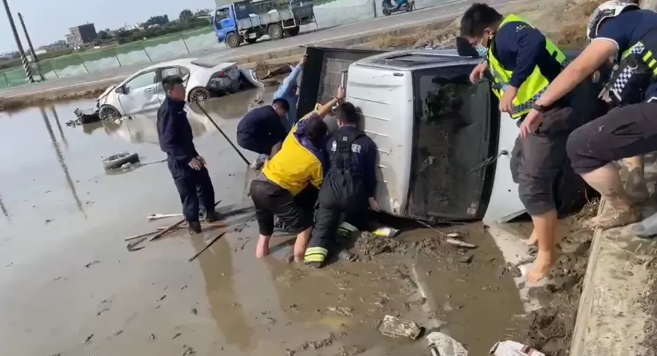 嘉義水上對撞車禍！2車栽進田中　6旬婦一度命危