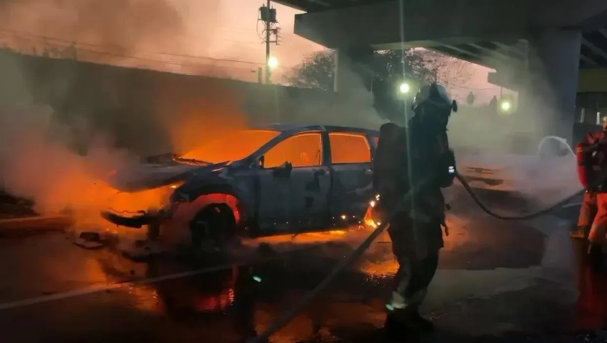 新竹左岸棒球場女子疑「自焚反悔」後逃逸！釀3車燒爛