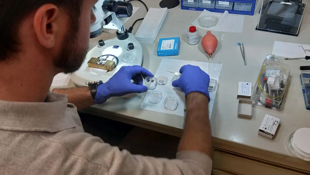 比頭髮還細!世界最小QR Code亮相 奧地利科學家創世界紀錄