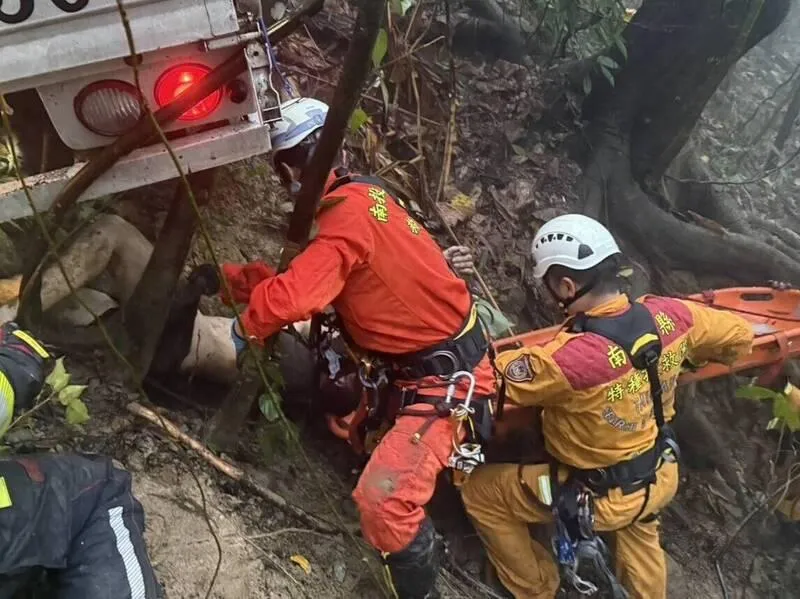 南投悲劇！貨車墜16層樓深谷「兄傷弟慘死」