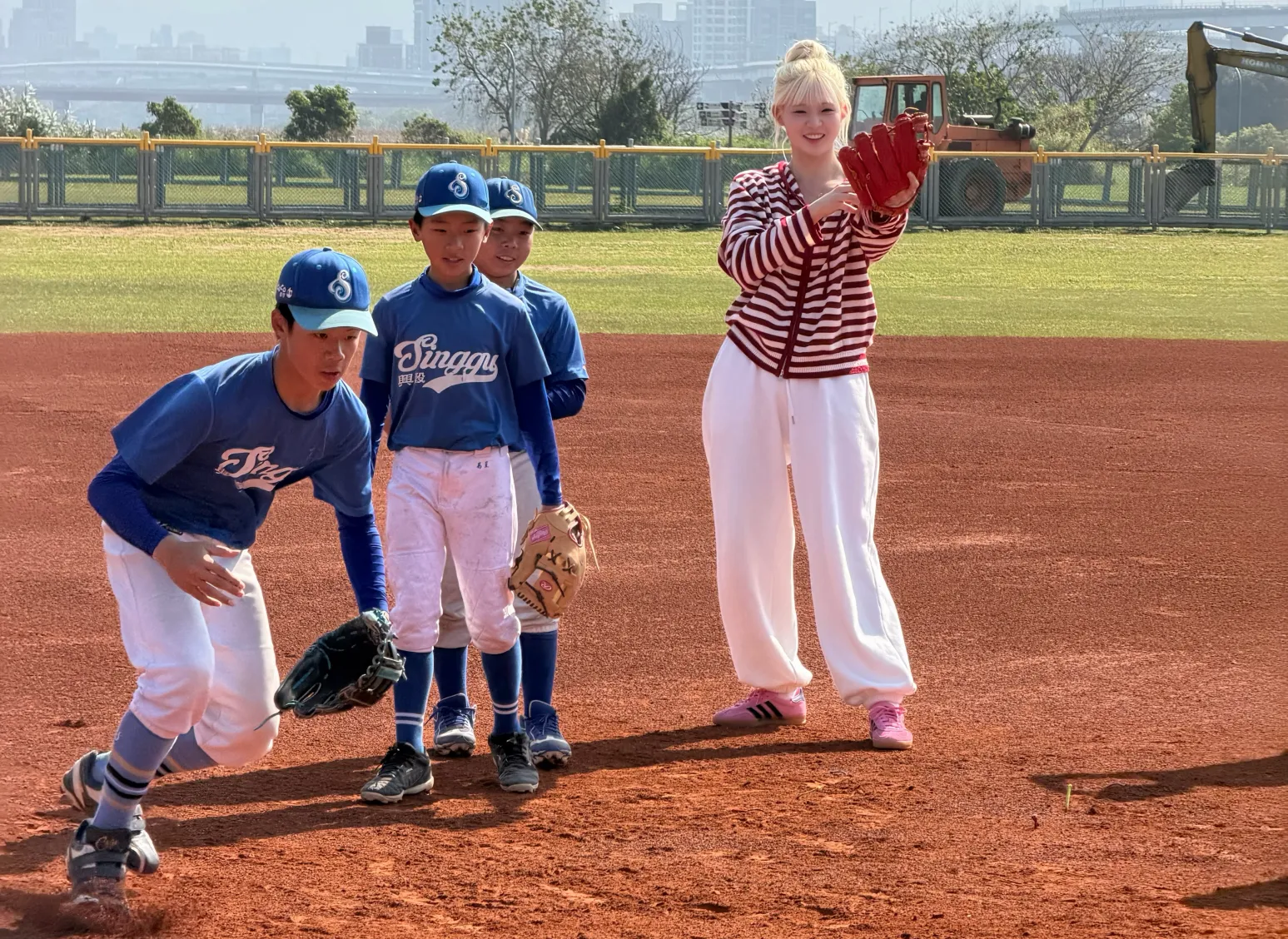 韓援女神下場了！「大寶貝」安惠志餵球揮棒化身最美助教