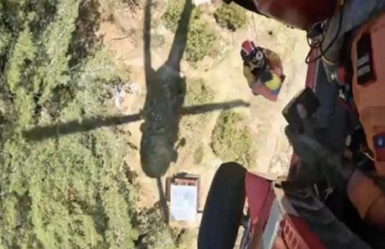 法籍男攀八通關雙眼受傷　空勤黑鷹直升機吊掛救援