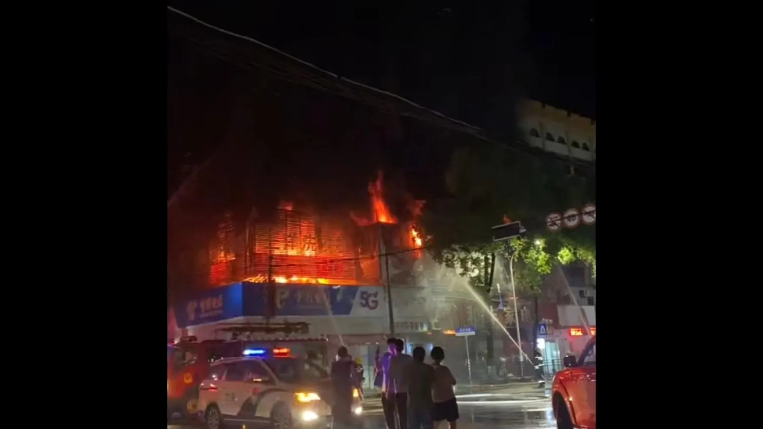 影/火噬整棟樓!湖南商鋪凌晨惡火奪5命 傳電動機車充電釀災
