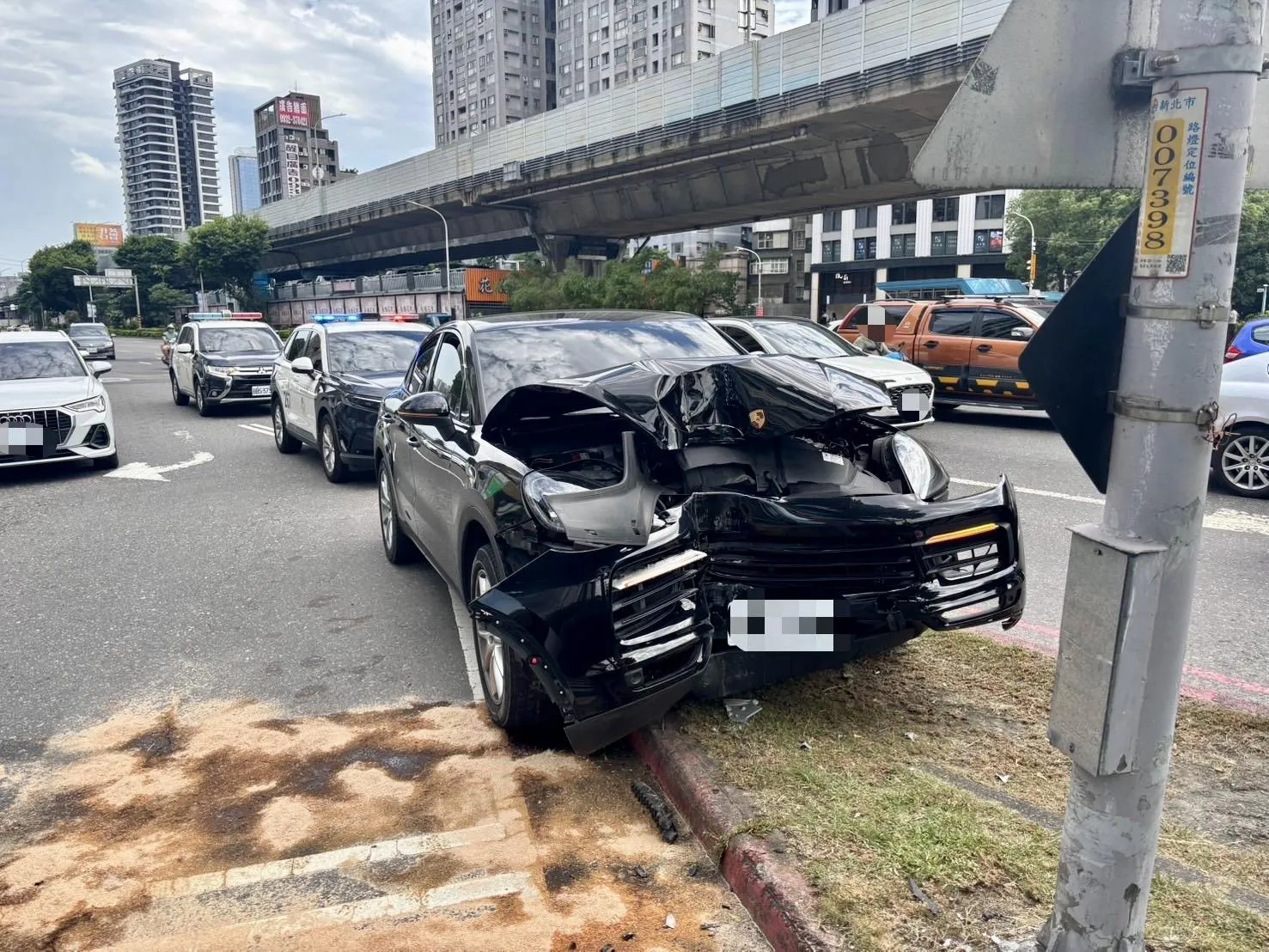 影/昨中和喪屍才奪1命!今板橋保時捷男毒駕自撞燈桿