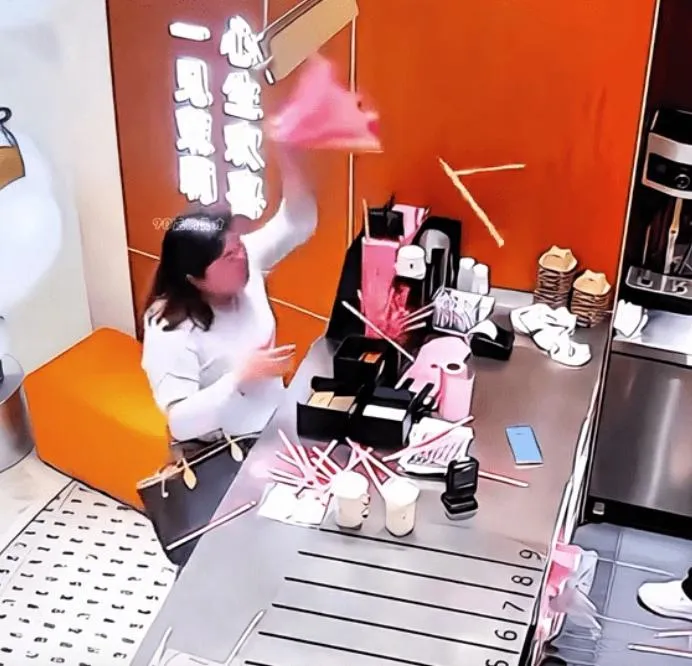 影/「惹到我算你倒楣」!陸女買奶茶因「少放2根吸管」暴走砸店