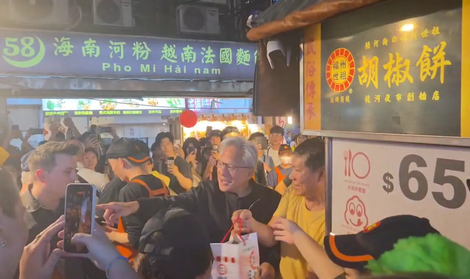 拜會張忠謀後直奔饒河夜市!黃仁勳用台語大讚:好呷