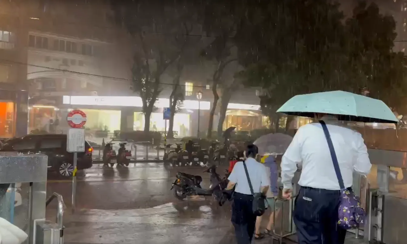 深夜雨彈突升級!17縣市豪雨特報 2地雨量紅爆下到明天