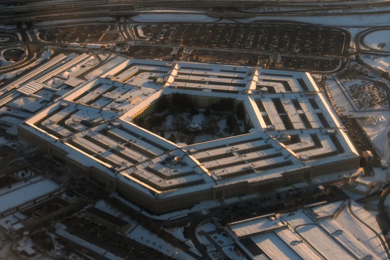 美軍中樞癱瘓!五角大廈驚傳危險物質外洩 軍警穿生化裝備封樓