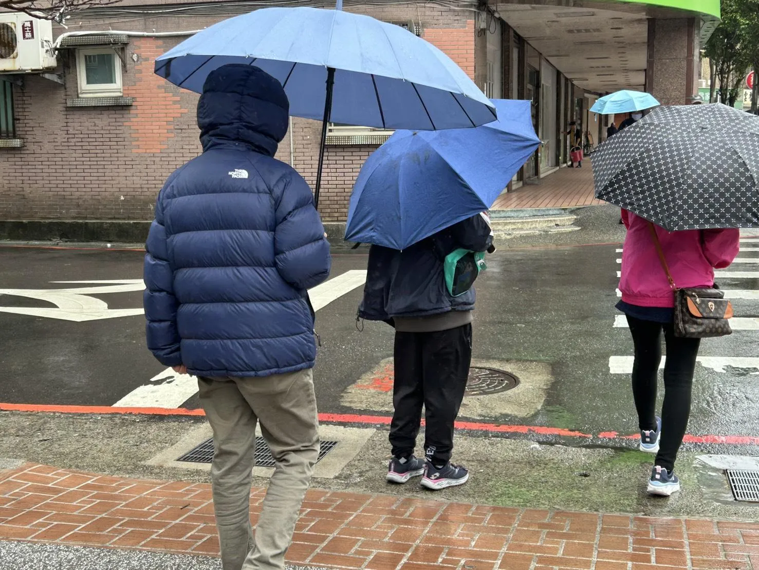 週末天氣大變化！鋒面過境全台轉涼、豪雨今起開轟