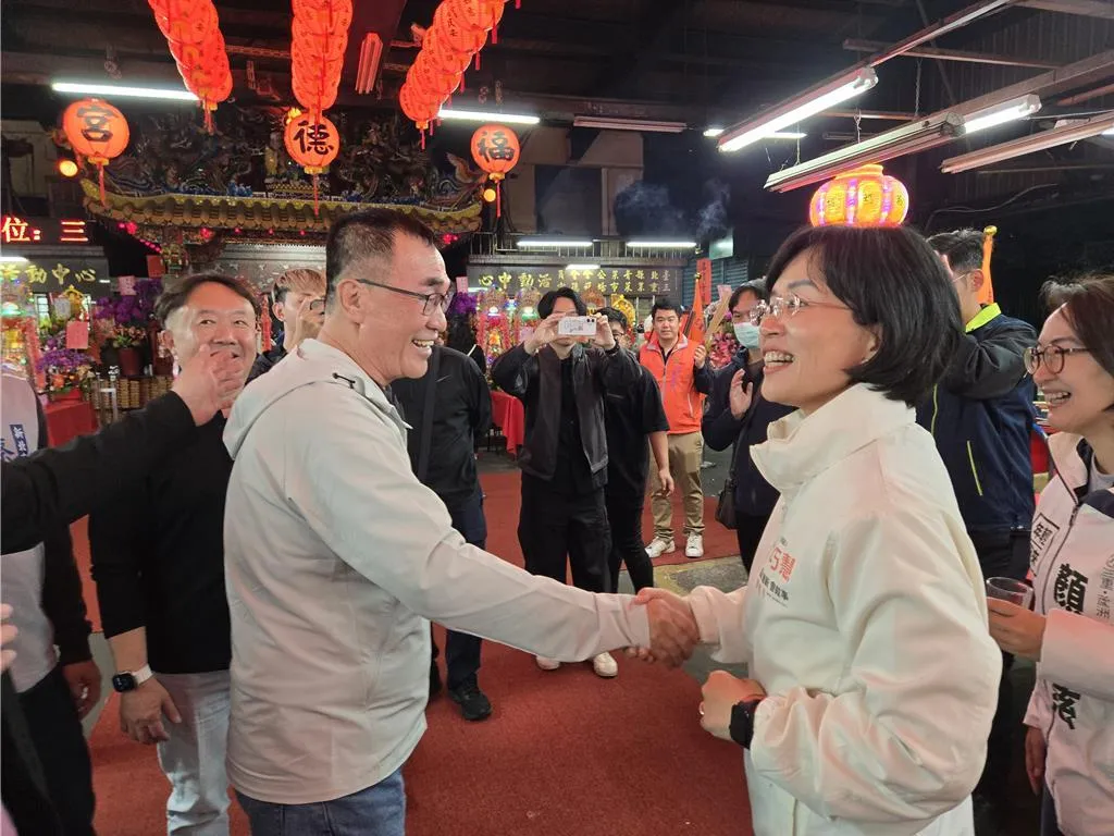 新北市長選情白熱化！　李四川、蘇巧慧同框握手致意