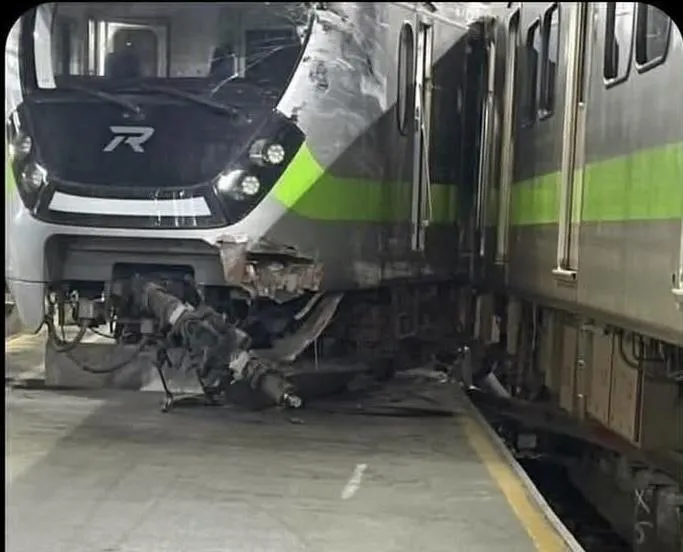 台鐵驚傳「列車相撞、7節車廂出軌有人受傷」！
