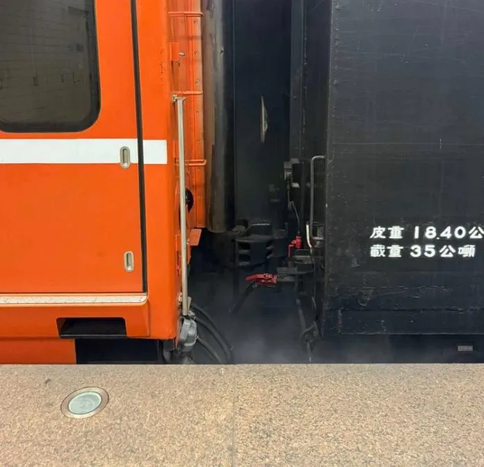 台鐵貨物列車南港站冒白煙　莒光號車廂轉向架鬆軔釀異常