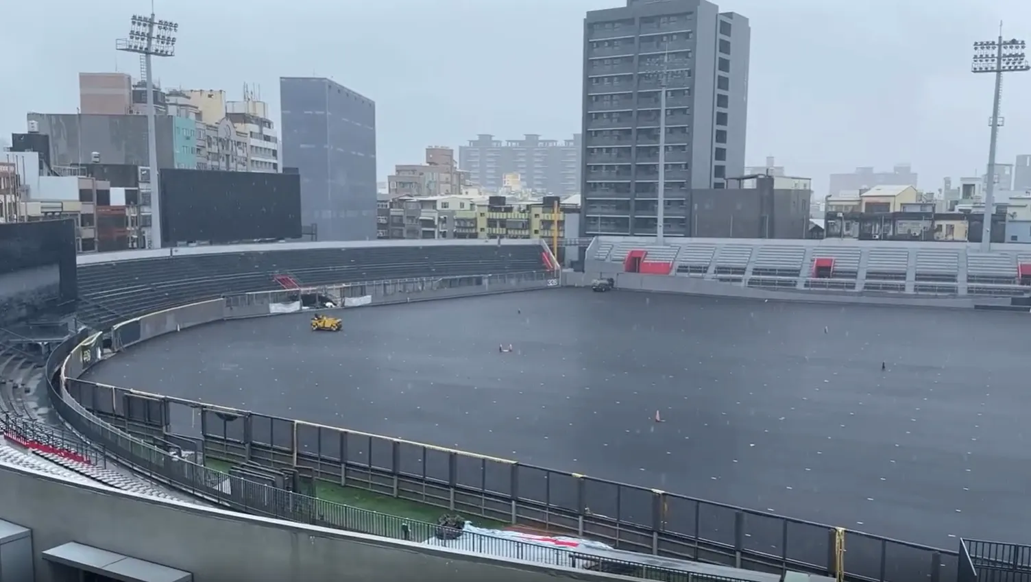 豪雨狂炸!新竹棒球場排水系統遭考驗 網友曬出「無積水」畫面