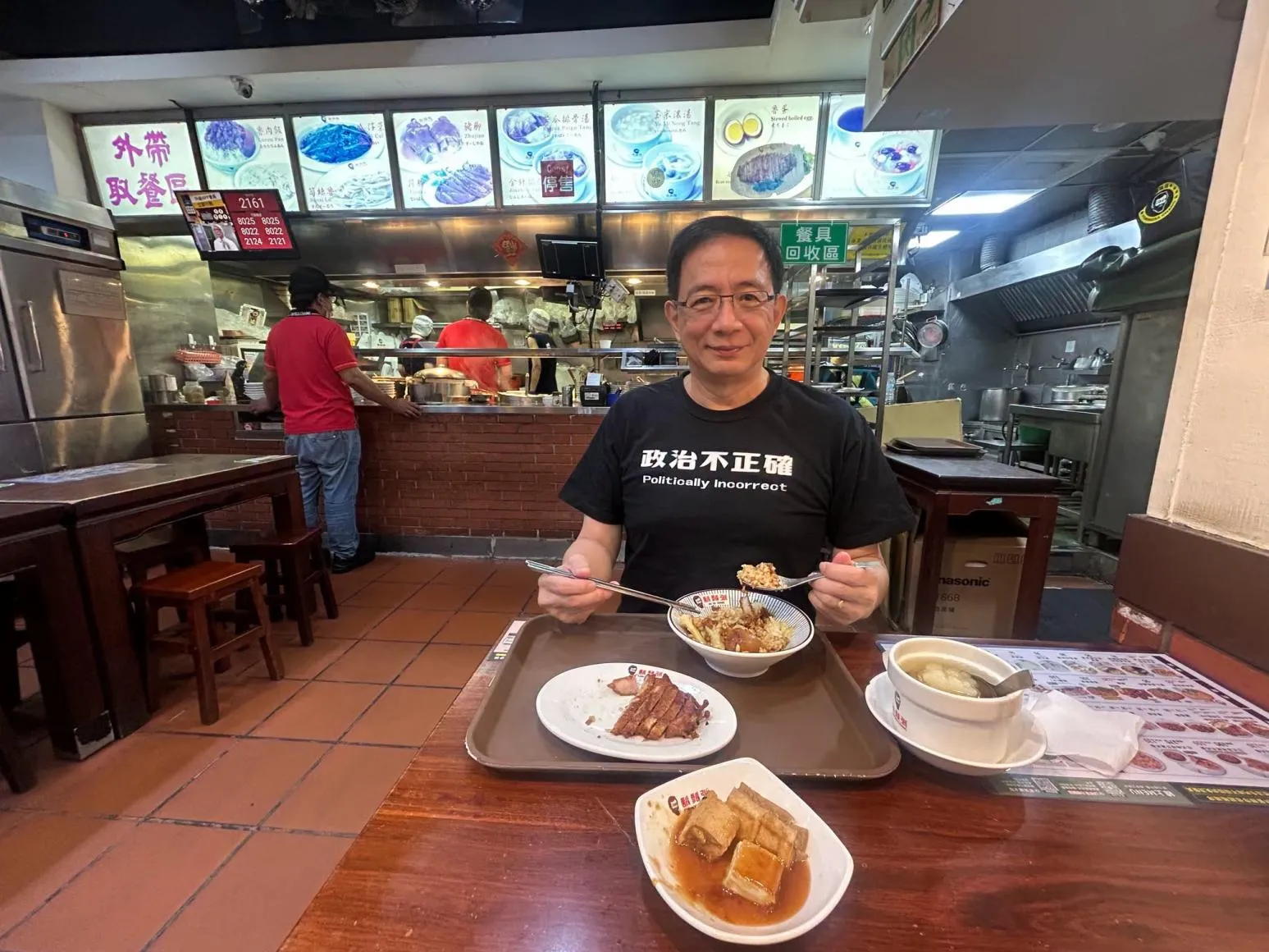 管爺出手治青鳥!管中閔現身鬍鬚張大啖滷肉飯:爽啊!