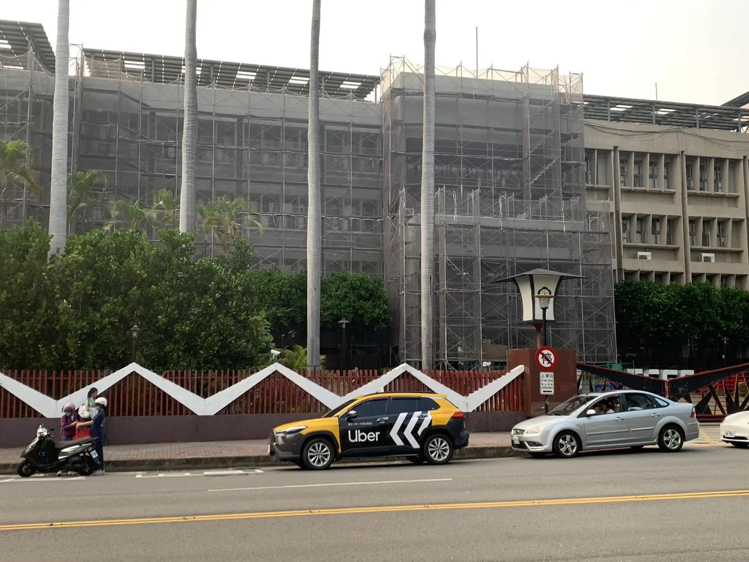 獨/台中女中「蒸籠裡上課」　學生發起「打爆市長信箱行動」