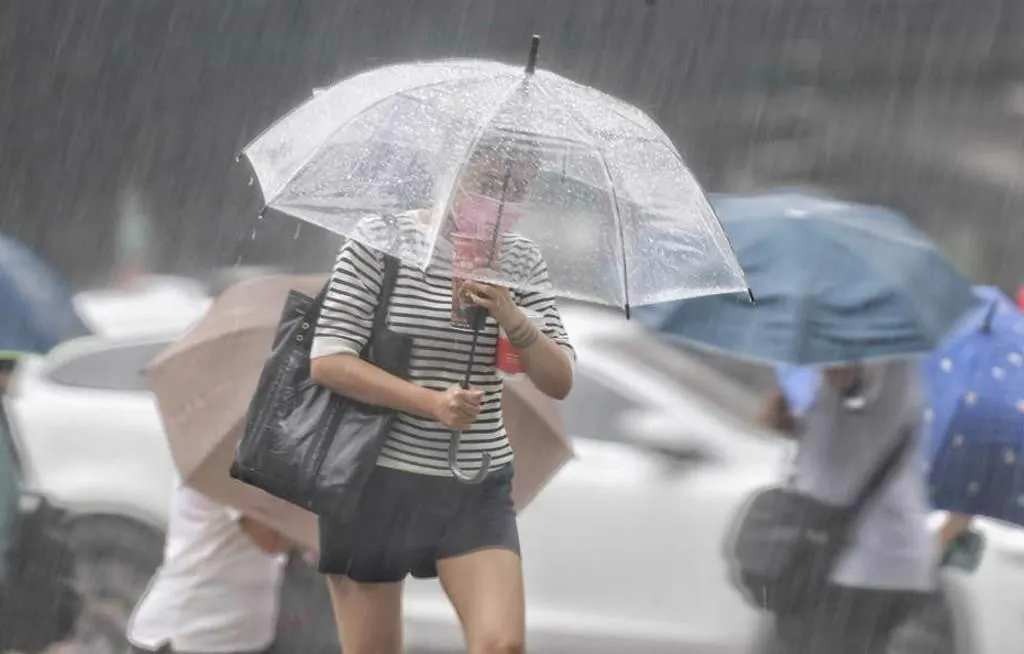 薔琵來襲!最新風雨預測曝 明17縣市達停班課標準