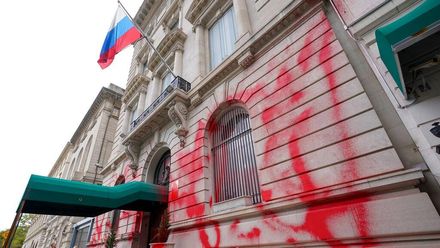 黑帽客喻普丁「血染世界」俄駐紐約領事館遭惡意潑漆！