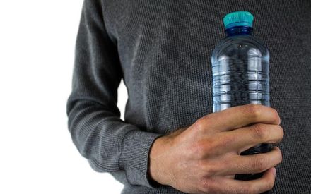 老人易脫水，怎麼喝才健康？正確補水7原則：適量、適時、適溫