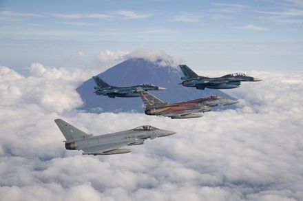 德國3架「歐洲颱風」戰機首抵日本！聯合日F-2戰機編隊演訓