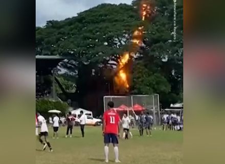 恐怖！場上被雷擊　菲律賓足球賽裁判撿回一命