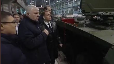 視察坦克生產線　梅德韋傑夫警告俄軍火商：不好好生產有刑責