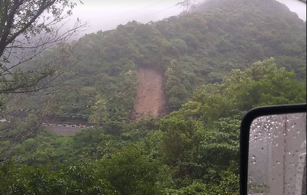 雨彈炸宜蘭！蘇花公路坍塌　工程車遭埋…現場畫面曝