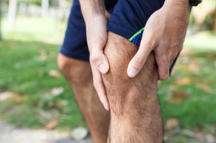 60歲翁膝蓋痠痛、腫脹就醫　人工膝關節置換擺脫疼痛