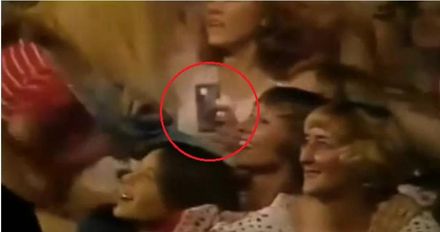 來聽貓王的演唱會？時空旅人45年前穿越畫面曝光　她「拿手機錄影」22秒網瘋傳