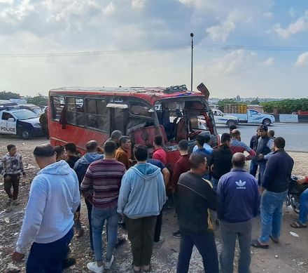 粗心司機服藥+滑手機釀意外！埃及巴士墜運河20死8傷