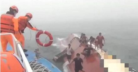 船難直擊！「漁山168號」翻覆7人待援　遭7千噸貨輪撞擊幸全獲救