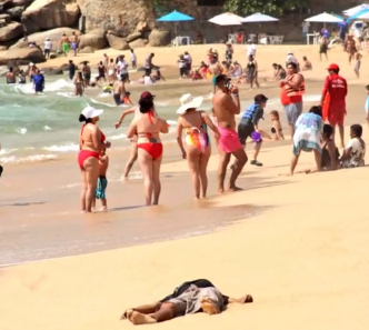 「3具血屍」橫躺沙灘！手腳遭綁脖有彈孔　遊客淡定日光浴畫面曝光