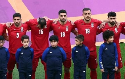 世足賽/伊朗球員聲援抗議群眾　首戰英格蘭開場不唱國歌