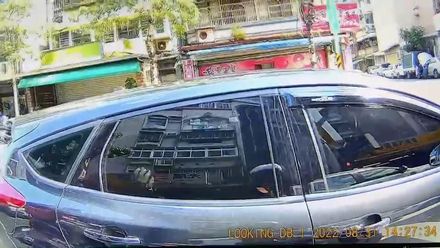 【影】婦人遭擄反鎖車內！見警狂拍窗求救…2男下場慘了