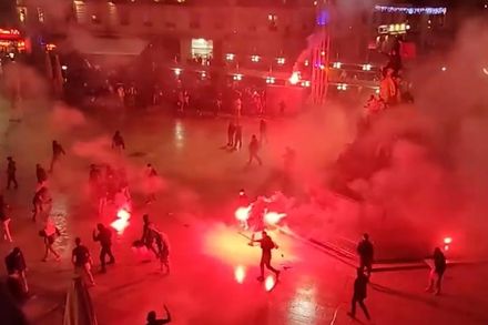 【影】世足賽/法國、摩洛哥球迷賽後爆衝突「互丟煙火、閃光彈」汽車衝撞釀1死