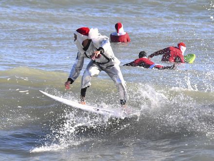 無畏低溫酷寒　美國佛州另類聖誕活動號召大量聖誕老人一同衝浪