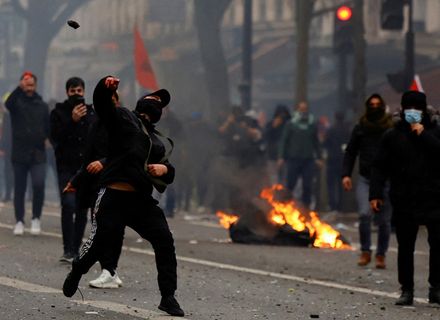不滿巴黎槍擊案兇手轉送精神病院　庫德族街頭抗爭轉趨暴力