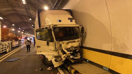 【影】重大車禍！國道3嘉義蘭潭隧道傳5車追撞　55歲女駕駛當場慘死